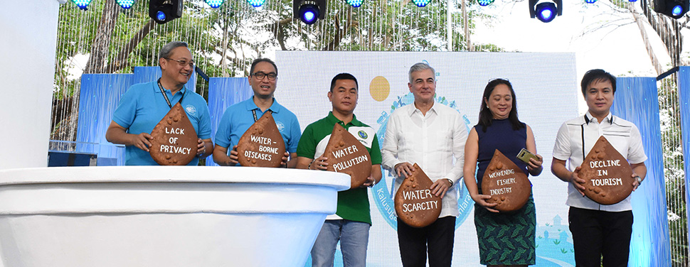 In-photo (L-R): .Laguna Water President Virgilio Rivera, Jr.; Manila Water President and COO Ferdinand Dela Cruz; LLDA General Manager Jaime Medina, Manila Water Chairman Fernando Zobel de Ayala; DENR Undersecretary Maria Paz Luna; and Laguna Governor Ramil Hernandez